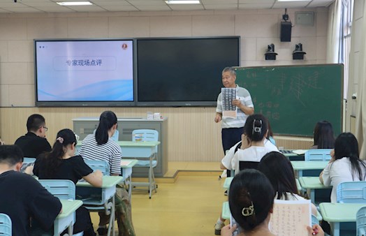 翰墨飘香 书写芬芳 —苏州市吴中区东吴实验小学开展“青春微学堂”粉笔字现场书写活动